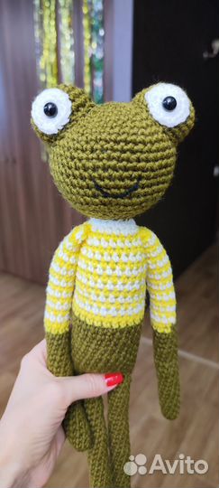 Вязаная игрушка лягушка