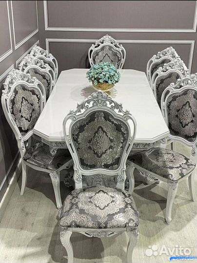 Стол и стулья