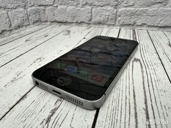 iPhone SE, 32 ГБ