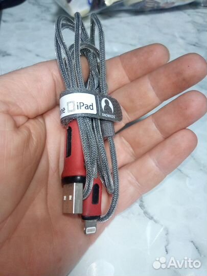 Зарядный шнур на iPhone
