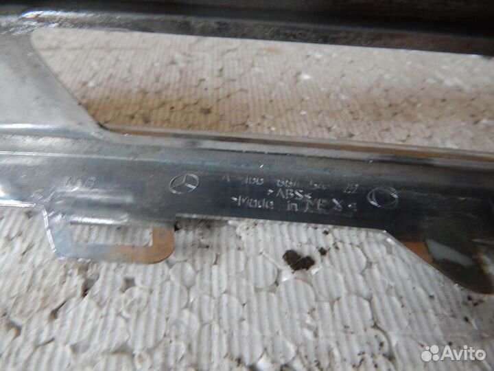 Накладка правой противотуманки x166 Mercedes GL Мо