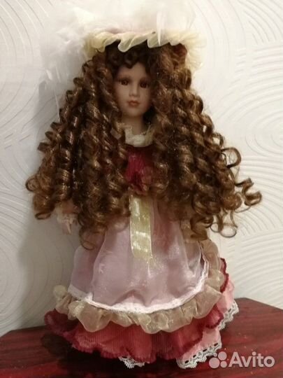 Кукла фарфоровая