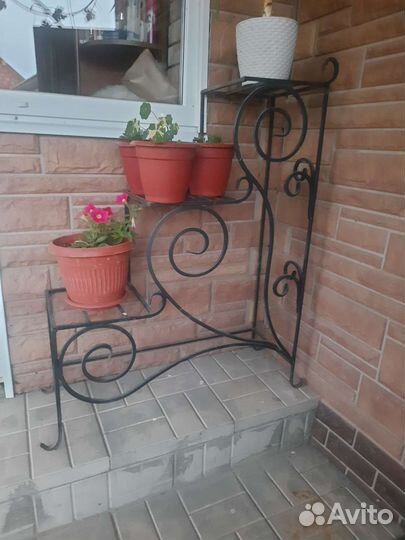 Подставка под цветы металлическая