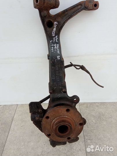 Ступица передняя левая Volkswagen Passat B5 8D0407