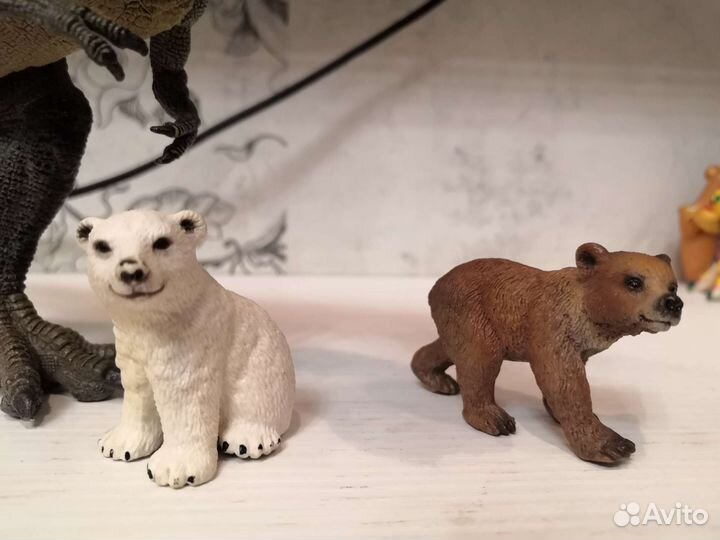 Динозавр, медвежата и попугай