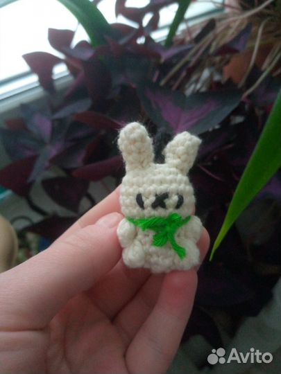 Вязаный зайчонок брелок
