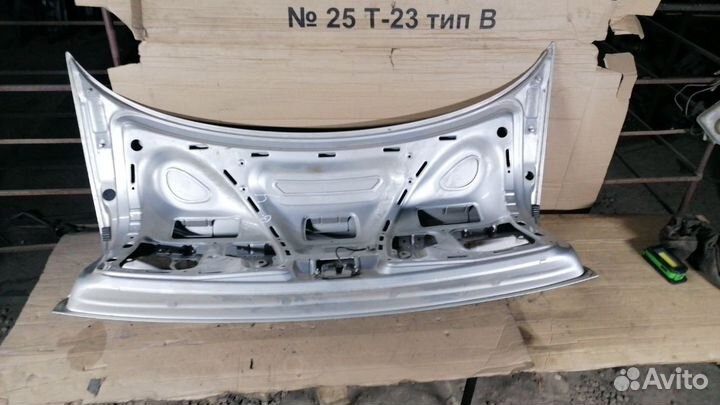 Крышка багажника седан Ауди 80 В-4 оригинал