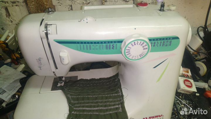 Швейная машина aurora шьет