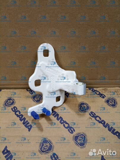 Петля правой двери Scania