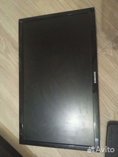 Провода, монитор, клавиатура, телефоны