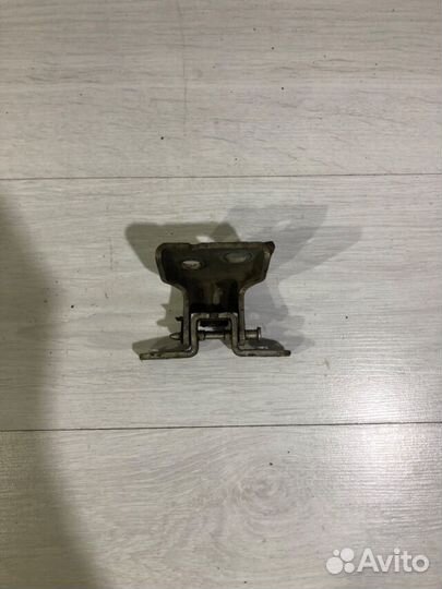 Петля двери перед лев renault sandero 1 1.6 мт