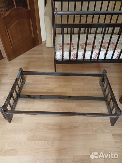 Детская кроватка с маятником