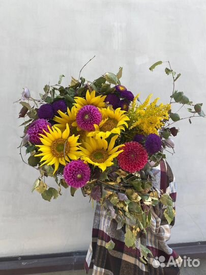 Подсолнухи цветы в букете коробке корзине