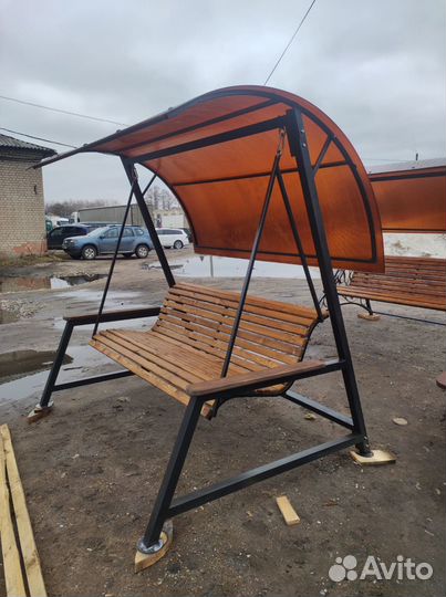 Качель с наклонным удобным сиденьем и крышей