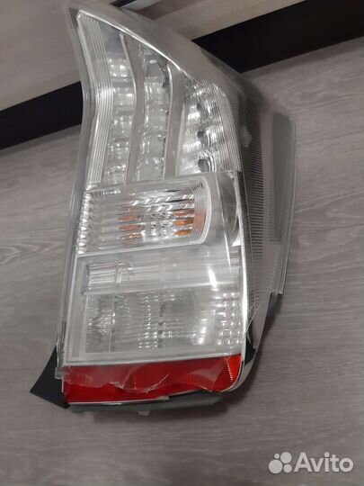 Фонарь задний правый prius 30