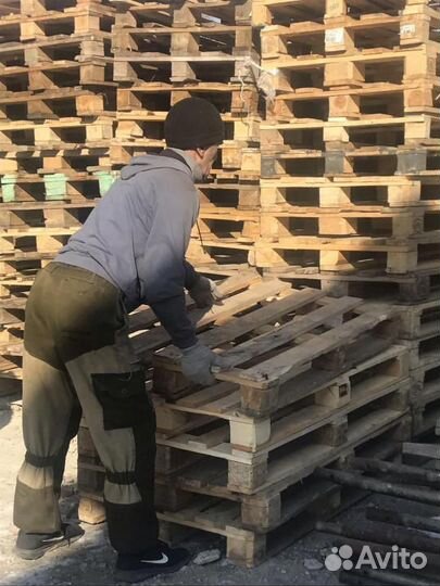 Рабочий для ремонта деревянных поддонов