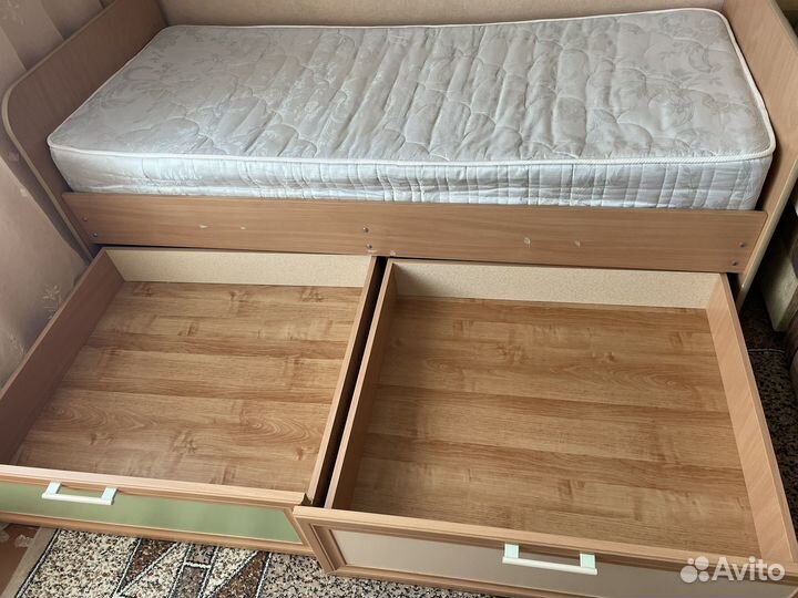 Детская кровать и стол