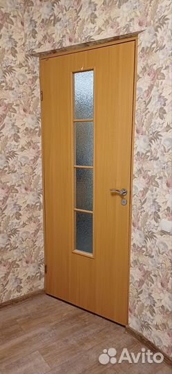 Дверь с ручками и навесами