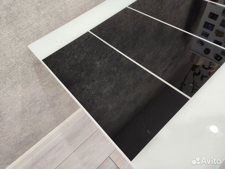 Стол со стеклянной поверхностью