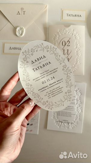 Пригласительные на свадьбу молочные бежевые цветы