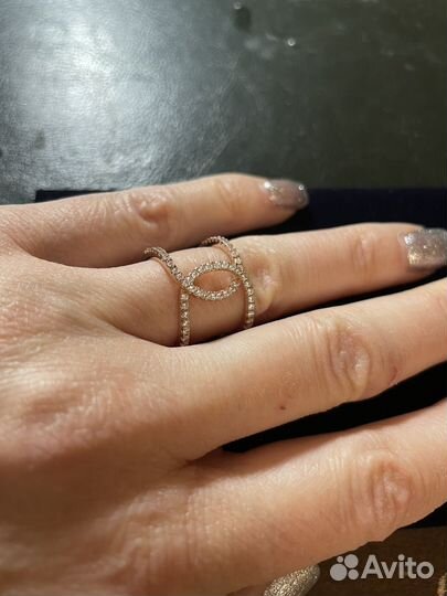 Серебряное кольцо с кристаллами Сваровски
