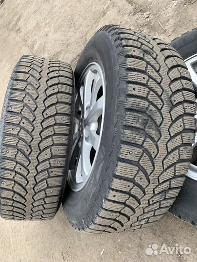 Bridgestone Blizzak Spike-01 215/65 R16