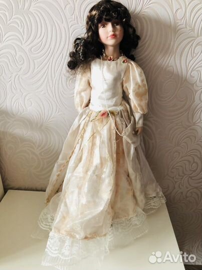 Кукла фарфоровая