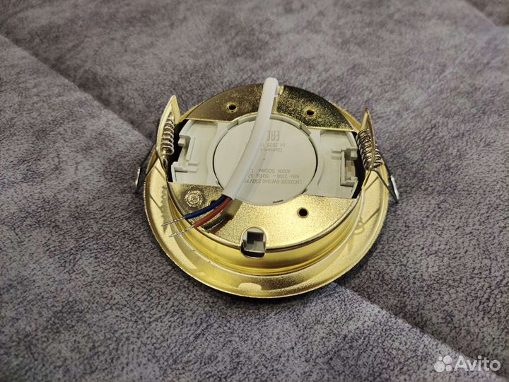 Светильник встраиваемый золотой