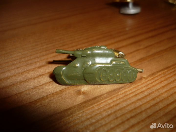 Эмблема танк металл зеленый усы СССР