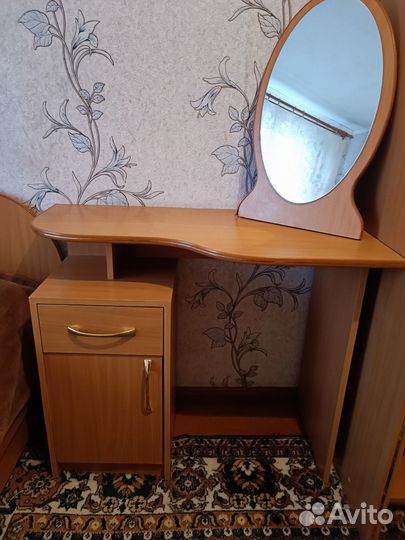 Туалетный столик с зеркалом