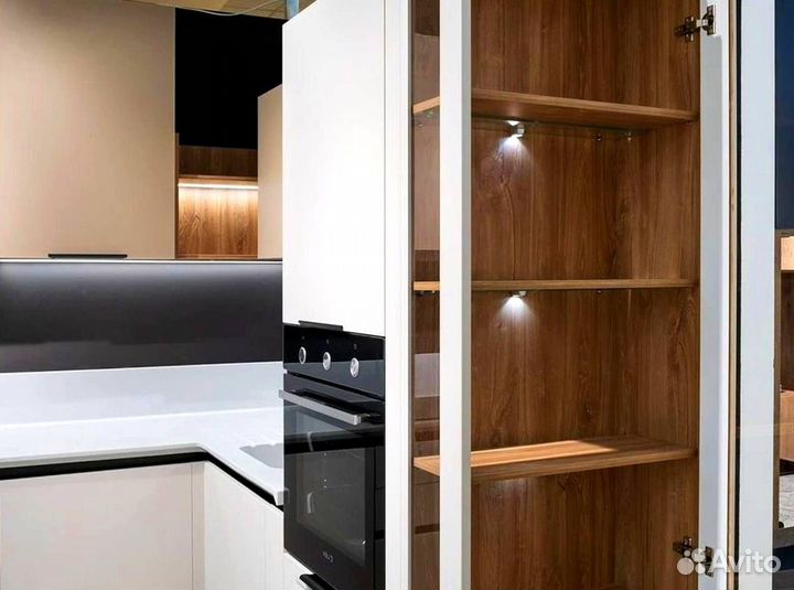 Кухня с каменным островом