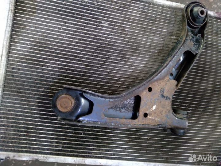 Продам рычаг (левый) на Suzuki grand vitara