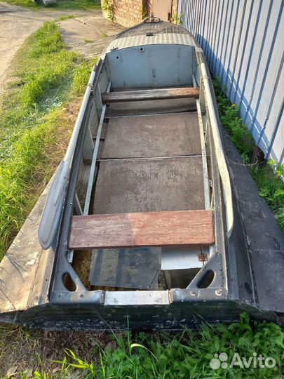 Лодка с двигателем