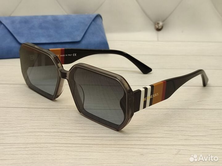 Очки солнцезащитные Burberry