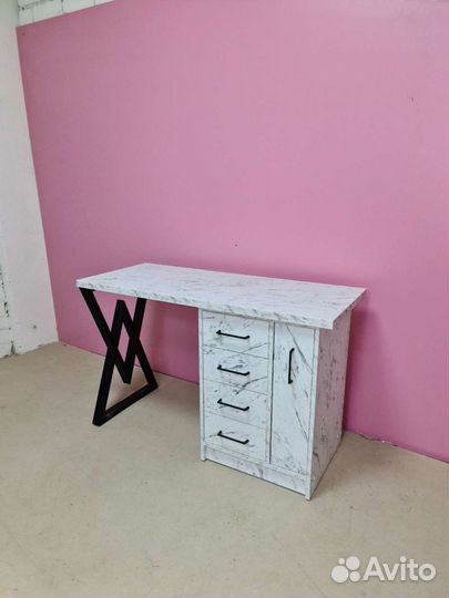 Маникюрный стол