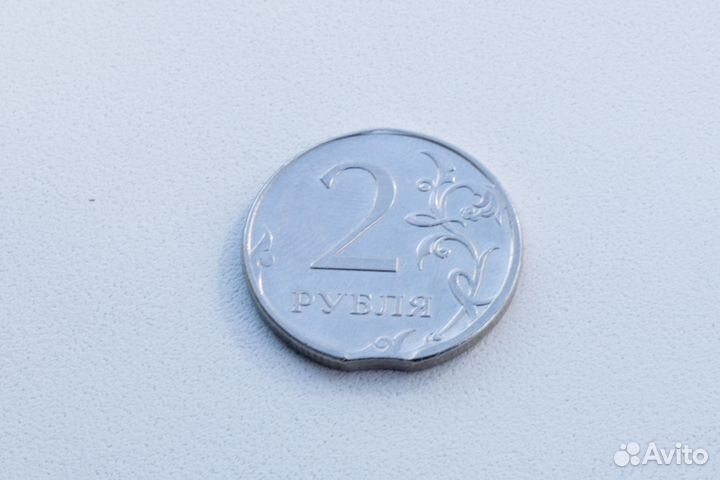 Монета 2 рубля (заводской брак)