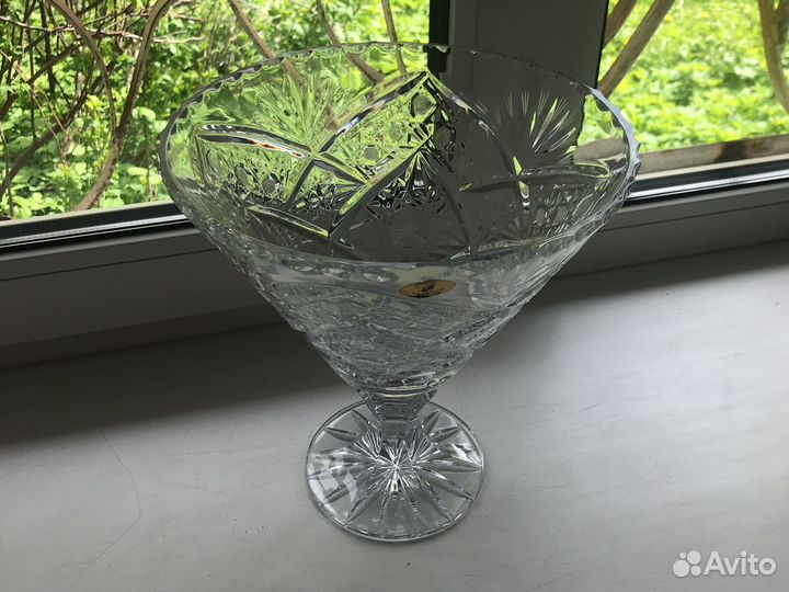 Большая хрустальная ваза на ножке