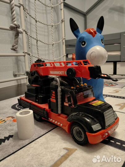 Большой подъёмный кран