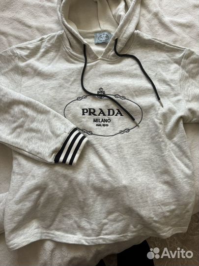 Продам костюм Prada