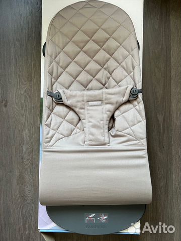 Шезлонг babybjorn с игрушкой