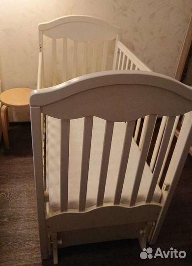 Детская кроватка с маятником и ящиком для белья