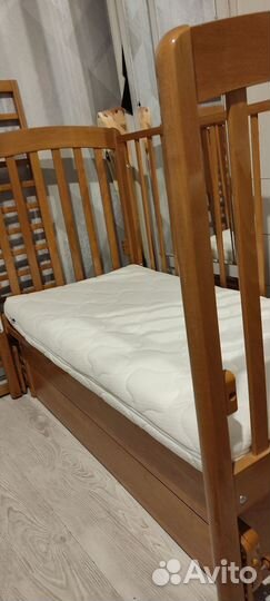 Детская кроватка с маятником и ящиком