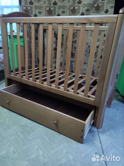 Детская кроватка с маятником