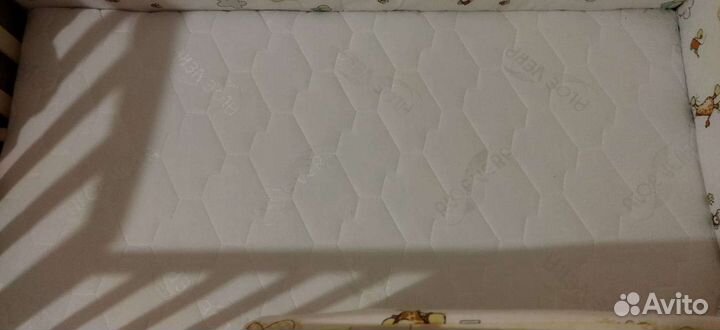 Детская кроватка с продольным маятником и ящиком