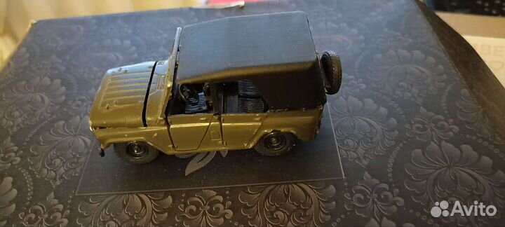 Модель автомобиля УАЗ 1:43