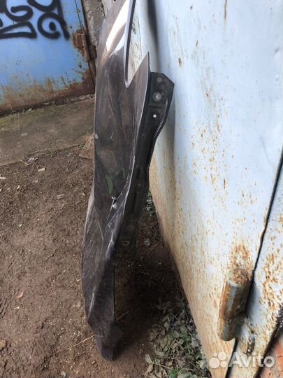 Крыло переднее левое