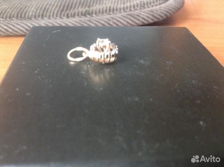 Золотая подвеска со вставкой Swarovski Zirkonia