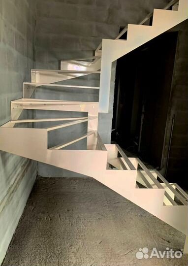 Лестница с забежными ступенями под ключ