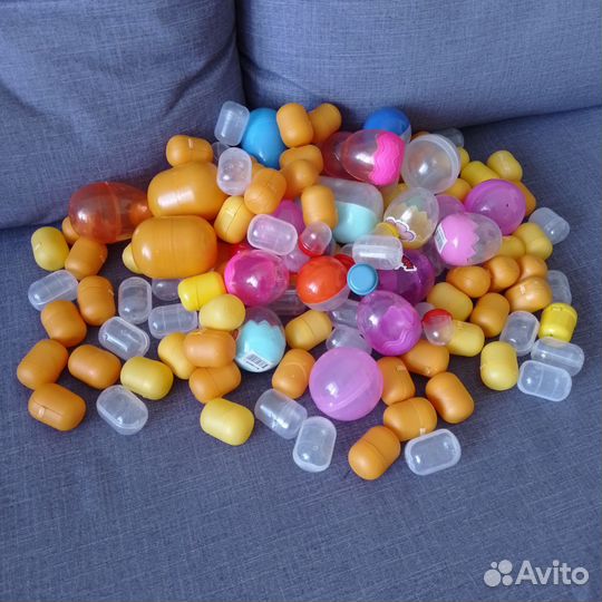 Капсулы от киндеров и бахил, шары пустые