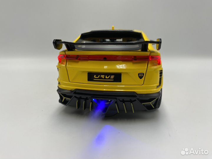 Модель автомобиля Lamborghini Urus с дымом 1:24